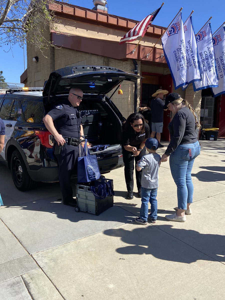 OntarioPDChief's tweet photo. Great turnout for opening day at Ontario Mountain View Little League!  Have a great season!  Play ball!⚾️ https://t.co/VDOcxNVUtw