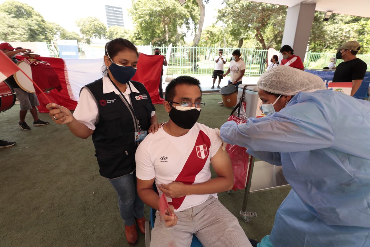 Minsa_Peru's tweet photo. Al ritmo de la barra @FranjaPeru, el #Minsa desarrolla el #VacunaFest Blanquirrojo en el vacunatorio del Campo de Marte, en Jesús María, donde los hinchas de la selección acuden para completar su vacunación contra la #COVID19. https://t.co/3d99DLN9tf