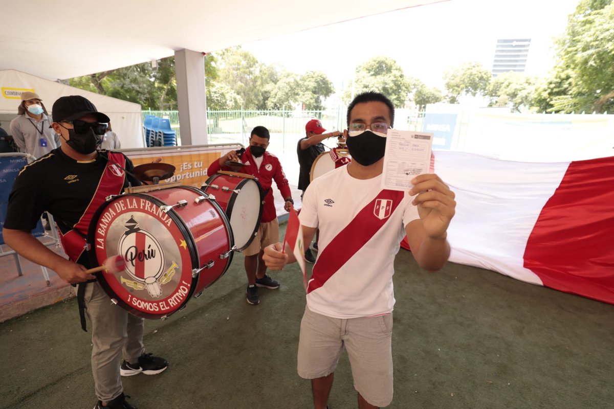 Minsa_Peru's tweet photo. Al ritmo de la barra @FranjaPeru, el #Minsa desarrolla el #VacunaFest Blanquirrojo en el vacunatorio del Campo de Marte, en Jesús María, donde los hinchas de la selección acuden para completar su vacunación contra la #COVID19. https://t.co/3d99DLN9tf