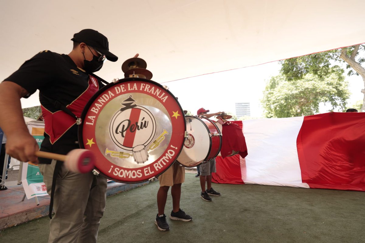 Minsa_Peru's tweet photo. Al ritmo de la barra @FranjaPeru, el #Minsa desarrolla el #VacunaFest Blanquirrojo en el vacunatorio del Campo de Marte, en Jesús María, donde los hinchas de la selección acuden para completar su vacunación contra la #COVID19. https://t.co/3d99DLN9tf