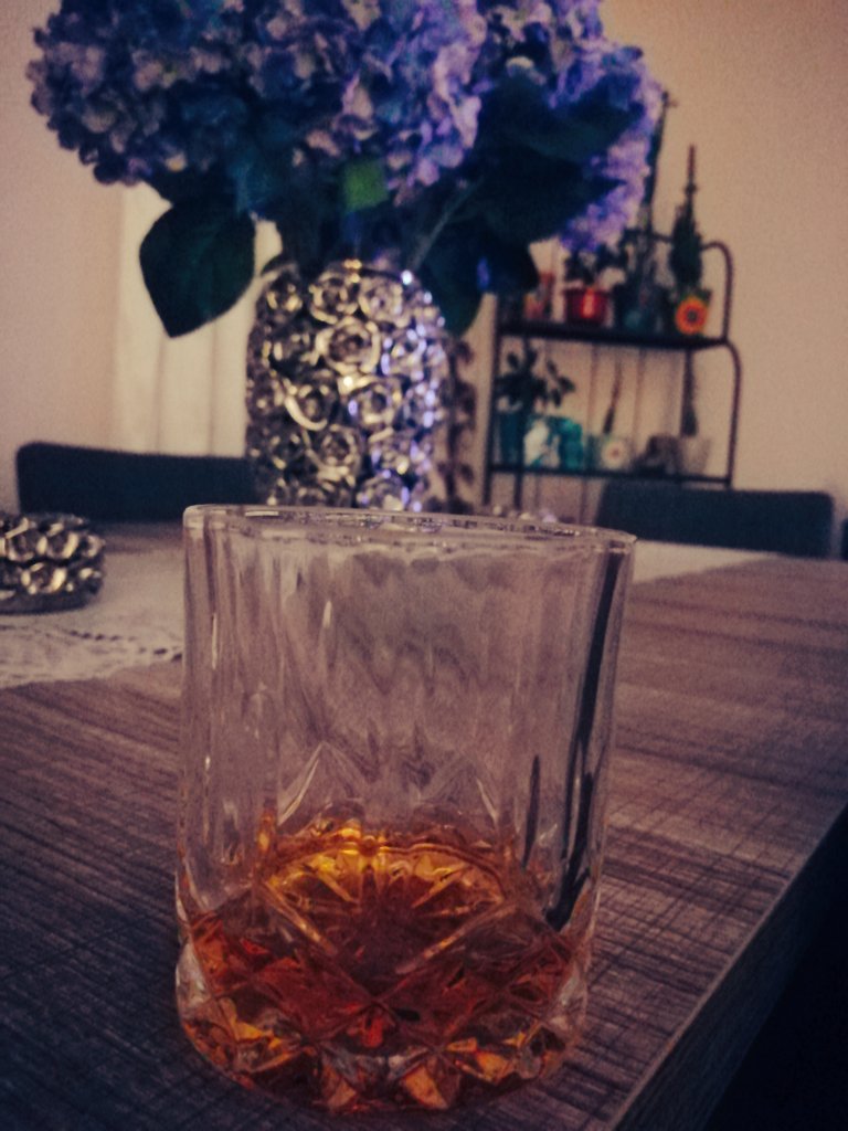 engincevirgen's tweet photo. Geceniz Güzel Olsun 🇹🇷 #turkiye
#keyfimce #cumartesi #whisky https://t.co/vJjghlJzS0