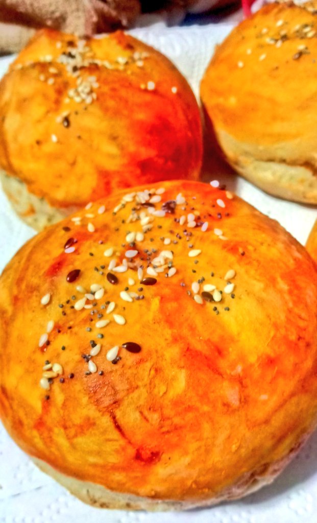 nico_patrascu's tweet photo. #minibread #seeds #workinkitchen https://t.co/9TS5AbHJOH