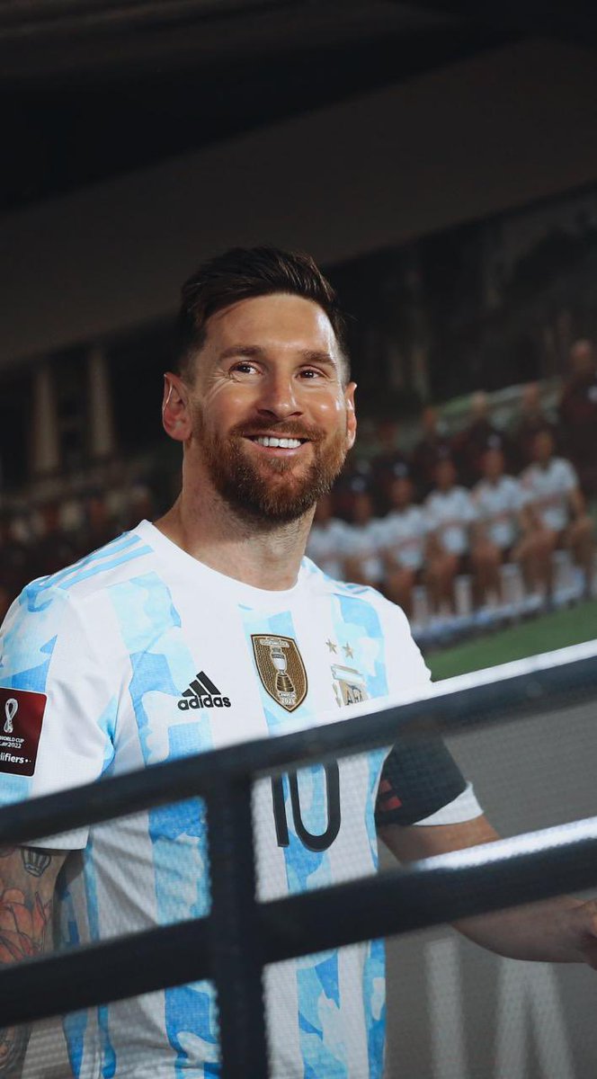 CarlosMartino_'s tweet photo. Los que antes lo criticaban por ganar todo con el Barça y no con la Selección, son los mismos que lo critican ahora que pierde con el PSG pero viene de ser Campeón con Argentina... Por eso, por todo eso... Es gigante Leo Messi🐐🇦🇷 https://t.co/y76f4dnO4l