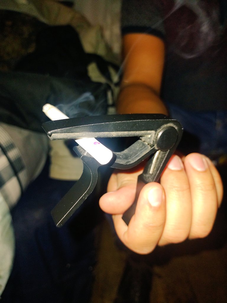 Creo que ya sé para que se usa esta cosa que venía con la guitarra, gracias @DonJochuer por enseñarme.