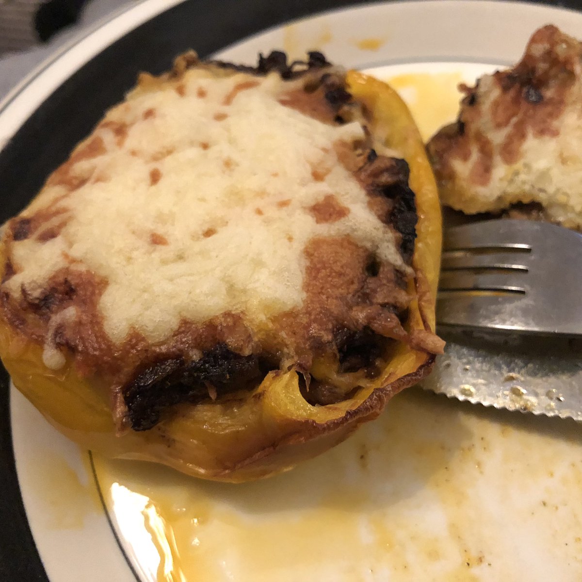 StadinMacGyver's tweet photo. Kyllä suomalainen mies on kaunis kun suihkun jälkeen pelkissä pitkissä kalsareissa syö täytettyjä paprikoita ja juo olutta. #Airfryer #kokkasin #kaunis #finnishboy #tykit #modelhot #paprika #täytetty #juustoapäälle #ah #nam #masutäynnä https://t.co/C8lJgRr6q5
