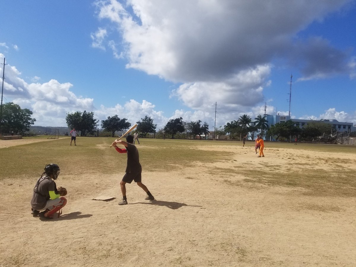 FEEM_IPVCECM's tweet photo. En la mañana de hoy se efectuó un encuentro amistoso de #BaseBall entre estudiantes del @ipvcecarlosmarx y de la Escuela Formadora de Maestros de #Matanzas. Después de un juego ampliamente dominado por nuestros estudiantes, se soltaron a anotar los futuros profesores en el 9no, https://t.co/3re6LpNuvN