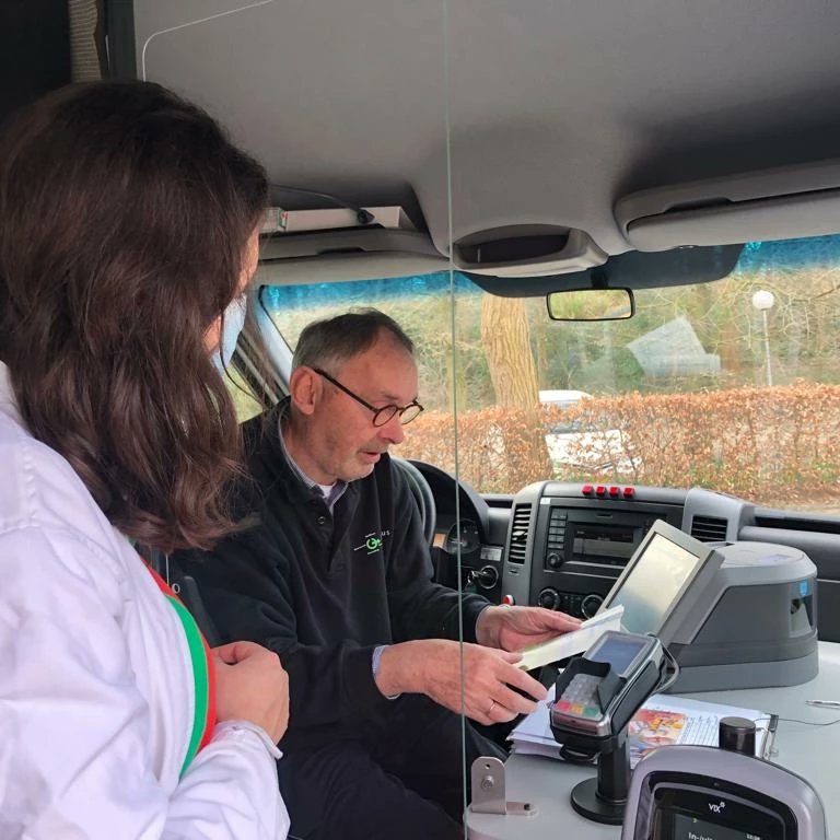 . <a href="/HMijnhart/">Hanneke Mijnhart</a> en Rozemarijn mee met de ronde van de #buurtbus. De buurtbus vergroot de #bereikbaarheid van voorzieningen voor veel inwoners. Daarmee is de buurtbus belangrijk voor onze gemeente!