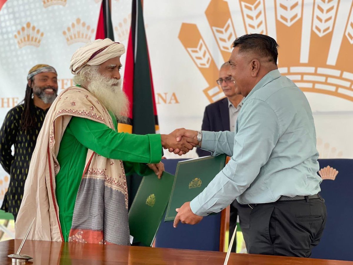 The #SaveSoil wave has reached the shores of #GUYANA , where it became the fifth Caribbean nation to sign a memorandum of understanding for the Save Soil initiative that emphasizes the significance of restoring soil health. @IrfaanAliPPPC  @SadhguruJV @aryaaligy