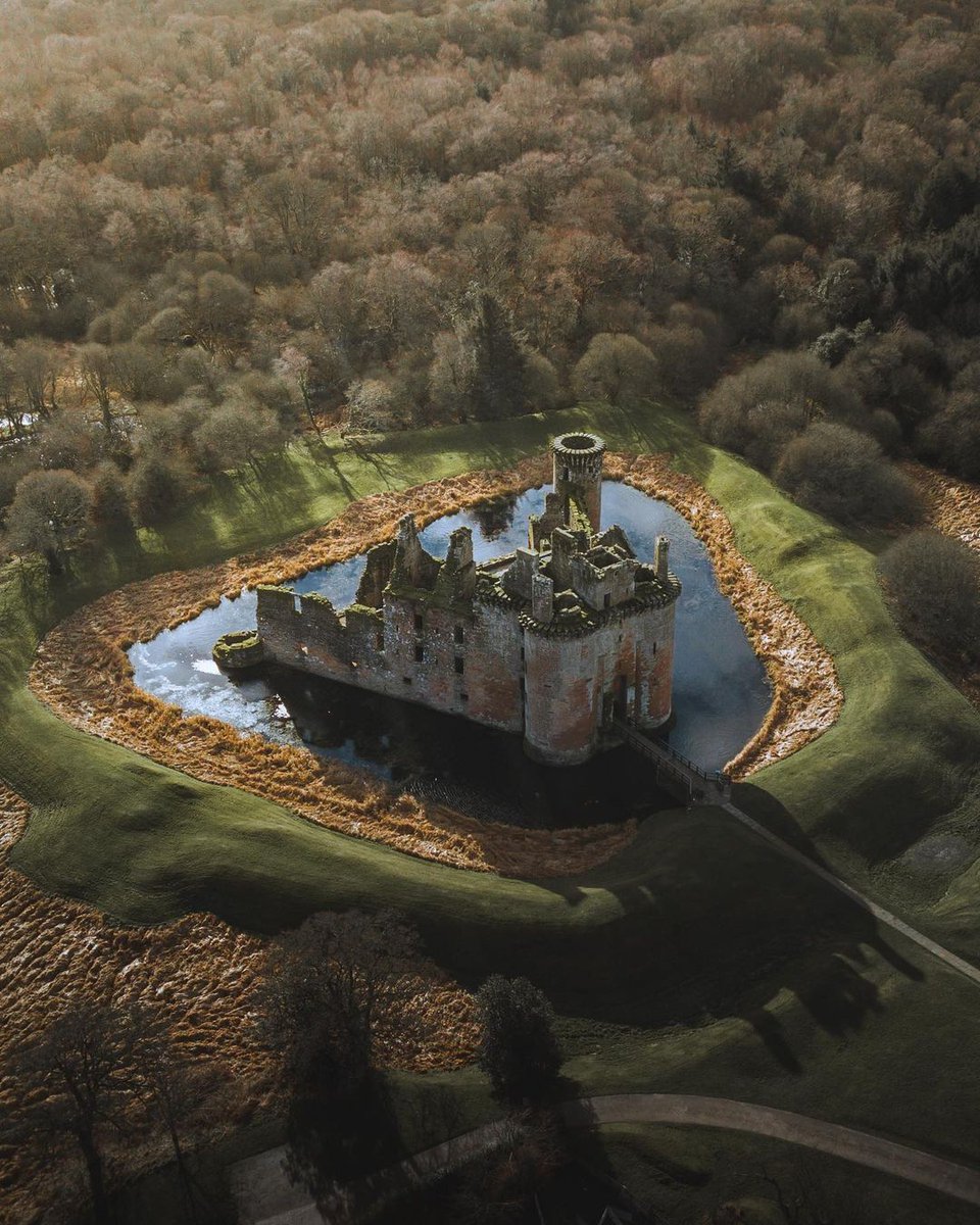 VisitScotland's tweet photo. With its moat, twin-towered gatehouse &amp; imposing battlements, Caerlaverock Castle is the epitome of a #Scottish medieval stronghold! ⚔️🏰

📍 #Dumfries &amp; Galloway 📷 IG/coiacreative #RespectProtectEnjoy https://t.co/IvS2BaMffl