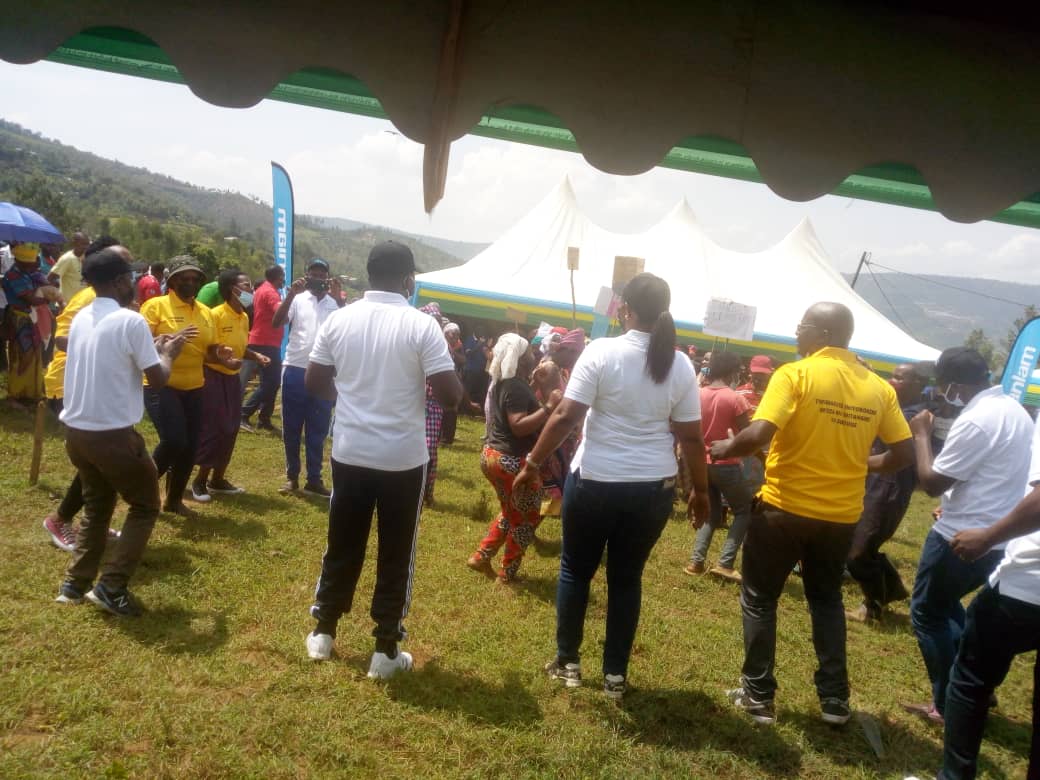 SectorKigali1's tweet photo. Kuri uyu wa gatandatu mu murenge wa Kigali @Nyarugenge hatangijwe icyumweru cy'umujyanama cyahujwe n'umuganda wo kubakira abatishoboye wateguwe ku bufatanye n'abafatanyabikorwa b'Akarere.Twifatanije na DDEA @nshutiesp.
@CityofKigali 
@EmmyNGABONZIZA1
@RwandaLocalGov https://t.co/jO0eaO4x5j