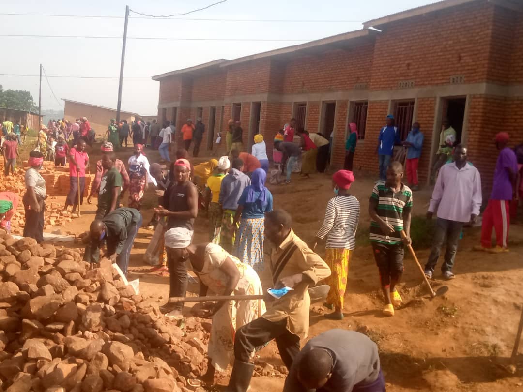 Kuri uyu wa gatandatu mu murenge wa Kigali <a href="/Nyarugenge/">Nyarugenge District</a> hatangijwe icyumweru cy'umujyanama cyahujwe n'umuganda wo kubakira abatishoboye wateguwe ku bufatanye n'abafatanyabikorwa b'Akarere.Twifatanije na DDEA <a href="/nshutiesp/">Esperance NSHUTIRAGUMA</a>.
<a href="/CityofKigali/">City of Kigali</a> 
<a href="/EmmyNGABONZIZA1/">Emmy NGABONZIZA</a>
<a href="/RwandaLocalGov/">Ministry of Local Government | Rwanda</a>