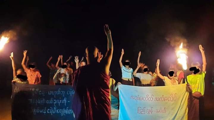 Phu_twt_mm's tweet photo. Mandalay Pyikyitakon night protest of locals with the lead of Sayardaw as usual.
#VillagesBurntDownByJunta
#2022Mar12Coup
#WhatsHappeningInMyanmar https://t.co/8L74VG8SXG