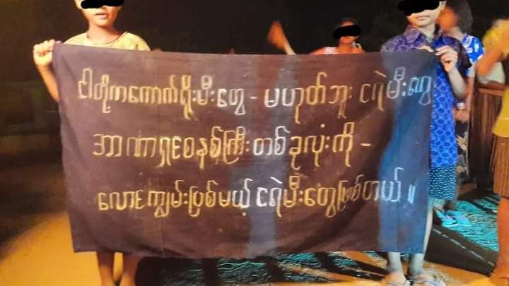 Phu_twt_mm's tweet photo. Mandalay Pyikyitakon night protest of locals with the lead of Sayardaw as usual.
#VillagesBurntDownByJunta
#2022Mar12Coup
#WhatsHappeningInMyanmar https://t.co/8L74VG8SXG