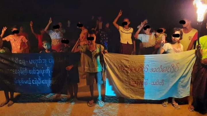 Phu_twt_mm's tweet photo. Mandalay Pyikyitakon night protest of locals with the lead of Sayardaw as usual.
#VillagesBurntDownByJunta
#2022Mar12Coup
#WhatsHappeningInMyanmar https://t.co/8L74VG8SXG