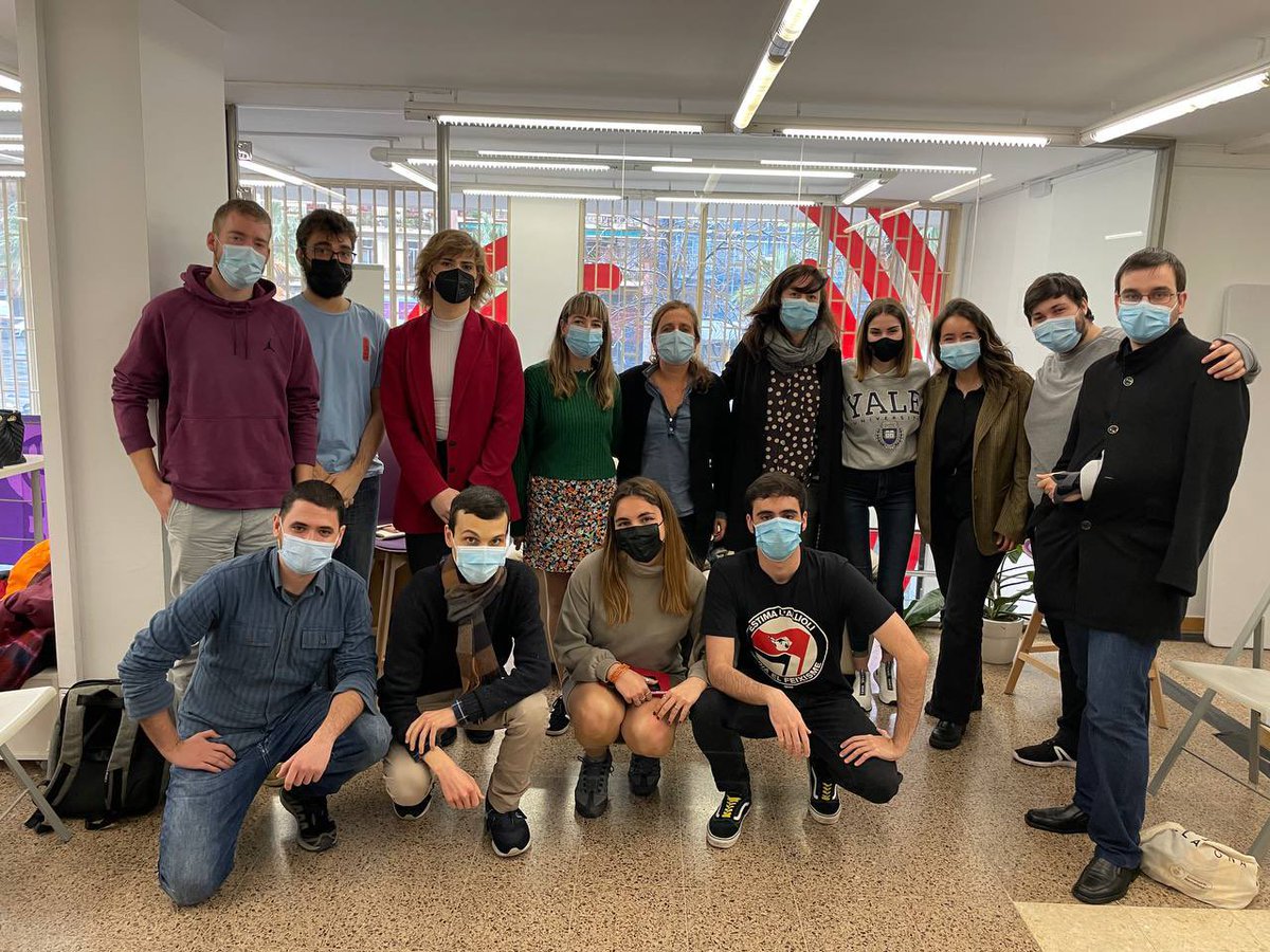 ConfluenciaJove's tweet photo. ❤️‍🩹Aquest matí hem tingut una jornada de reflexió i cures on ens hem pogut asseure, per primer cop, a compartir les nostres emocions i preocupacions.

Espais així són essencials per poder crear conjuntament un activisme sa i profitós.

Gràcies✊🏽 https://t.co/z9BLbHV3hK