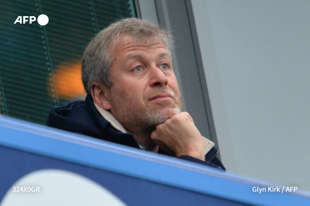 AFPespanol's tweet photo. La Premier League anunció este sábado haber retirado al propietario ruso del Chelsea, Roman Abramovich, su permiso de dirigente de un club, después de la congelación de sus activos por el gobierno británico #AFP https://t.co/I6tqrfto2y