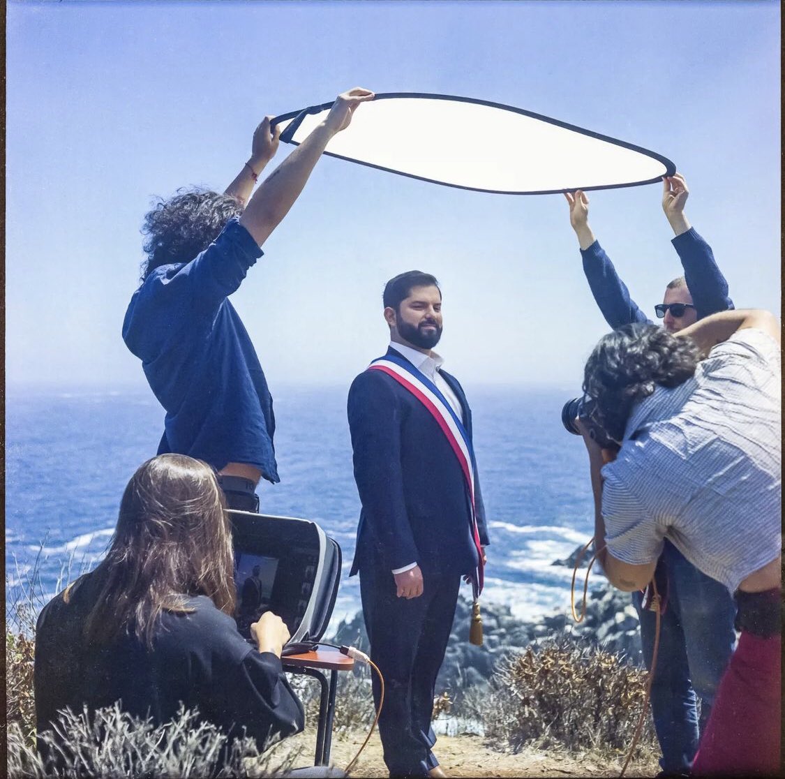 SoyElBoa's tweet photo. Ustedes creen que mi presi se iba a poner un fondo con photoshop! Jamás! @gabrielboric ♥️ #TanDivino https://t.co/5d9uwWBzW5