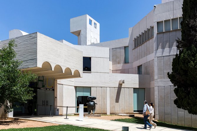 milenapir's tweet photo. L'aigua cau sobre unes estores de pedres que n'amorteixen l'impacte i la filtren per irrigar els arbres veïns. 🌳 Fixeu-vos-hi quan vingueu! 🧐 #arquitectura #FundacióMiró https://t.co/C6u5hOm8L3