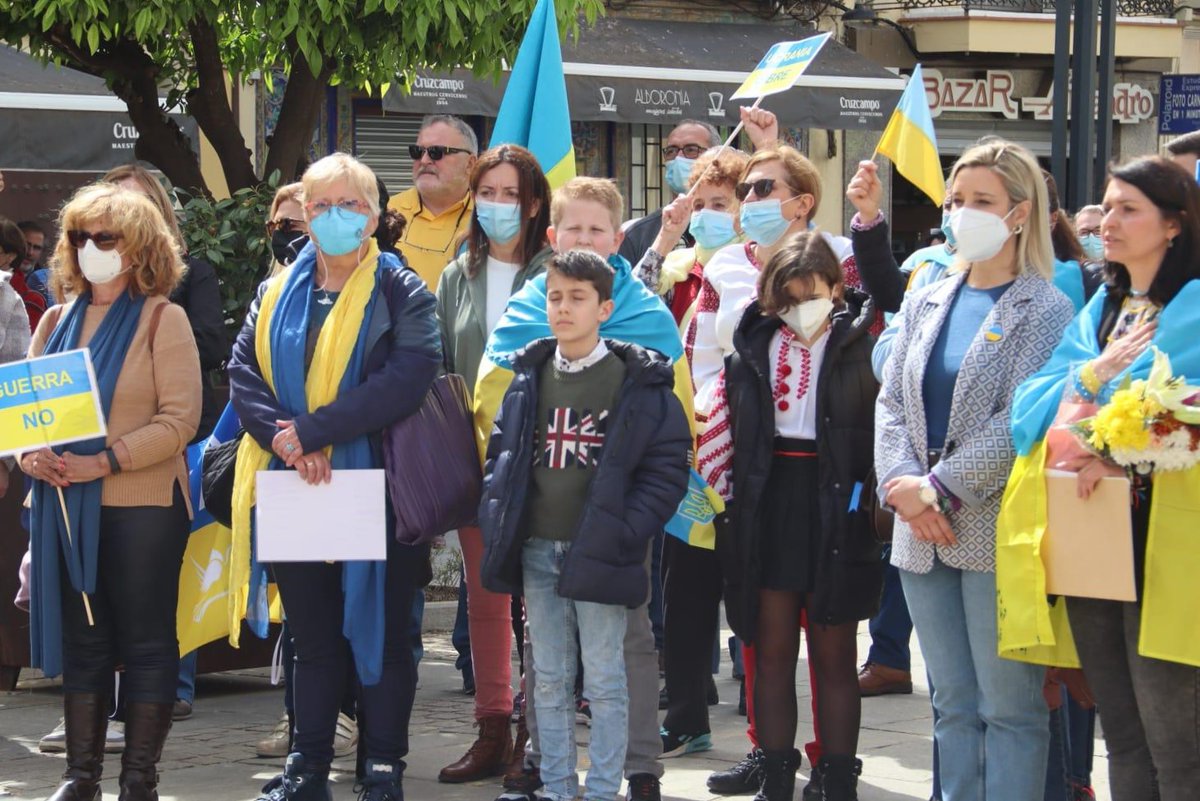 aytoguadaira's tweet photo. Alcalareñas y alcalareños se han concentrado contra la invasión de Ucrania. La alcaldesa Ana Isabel Jiménez y miembros de la corporación se han sumado al acto convocado por entidades ciudadanas y en el que la ucraniana, Ivanna Dorosh, ha leído un manifiesto por la paz https://t.co/xayKrsXxg3