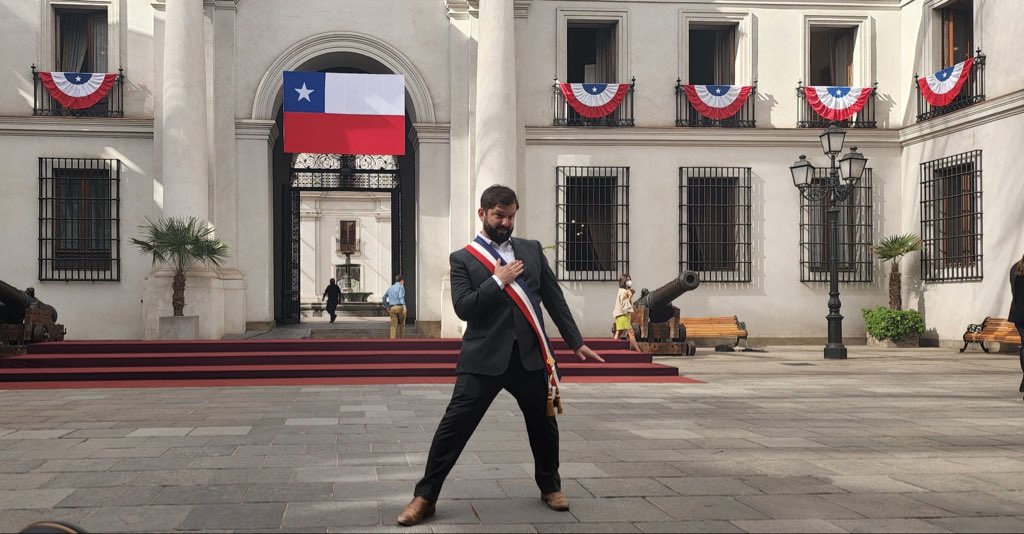 N_PrensaCL's tweet photo. 🔴 El Presidente @gabrielboric distendido posando frente a los gráficos en su primer día de su mandato en La Moneda. (vía @rodrigoelpelao) https://t.co/iWIhLW3FBp
