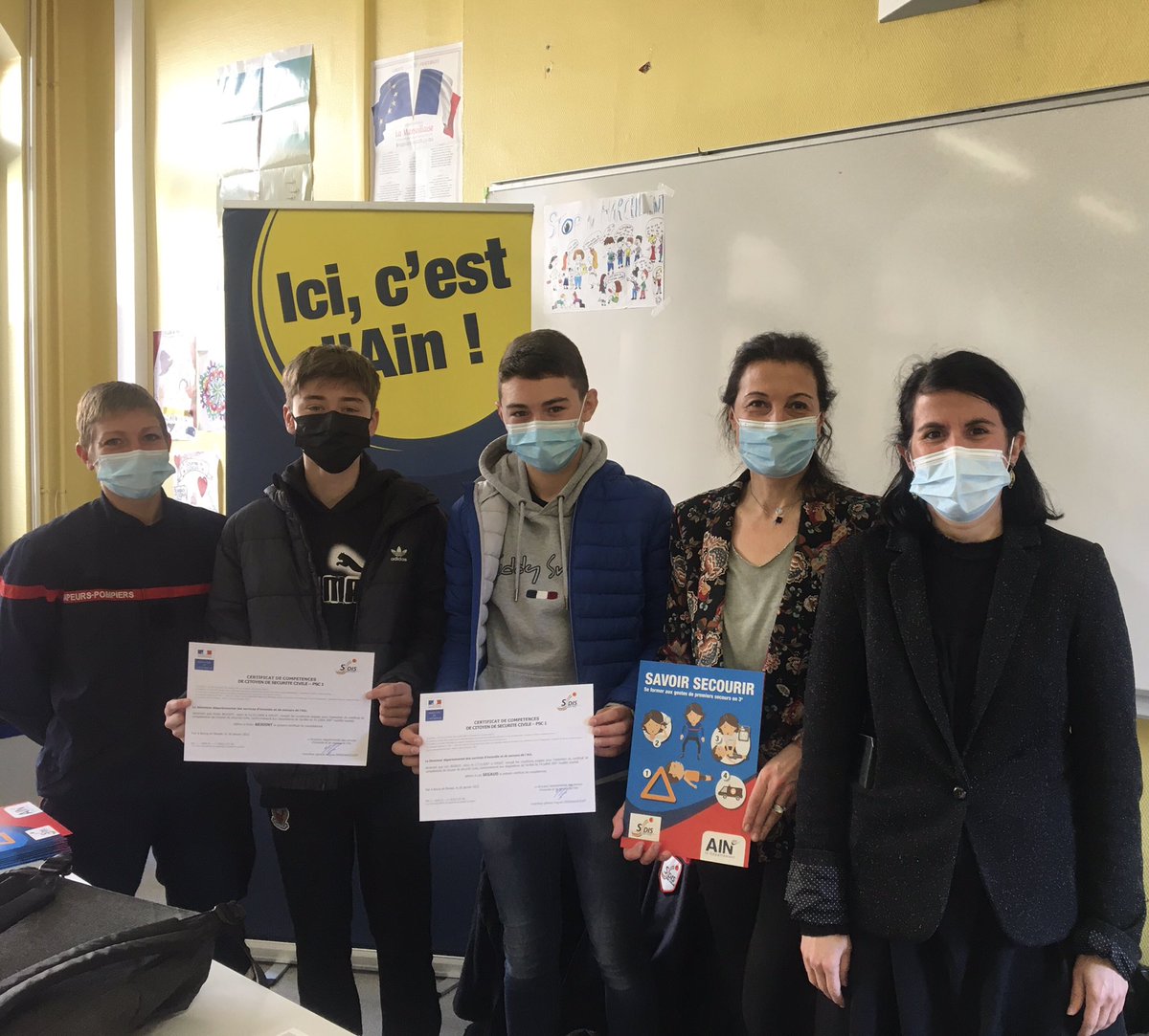 LnMarechal's tweet photo. Félicitations aux élèves de 3è collège de Brou pour leur PSC1. Ils ont appris les gestes de 1ers secours.👏🏻
Une initiative importante pr Département #Ain grâce à l’appui du SDIS 01 &amp;de nos pompiers, chaque année + de 8000 collégiens sont formés…pour devenir des citoyens engagés! https://t.co/PVXUxiKGAt