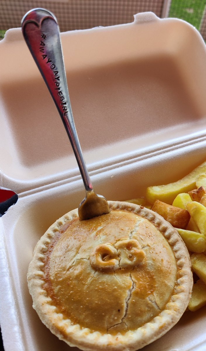 🍴 #AwayDayPieGirl™ 🍴 tweet media