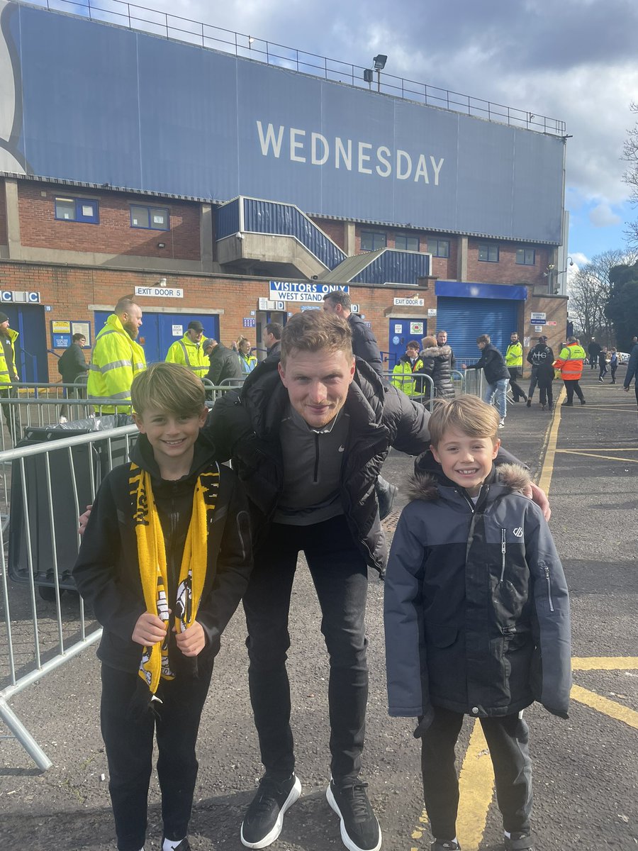ROGER_ARNOLD1's tweet image. Sheff Weds away and Wills all time hero @GeorgeMaris_  comes and says hello #legend #no1fan @CambridgeUtdFC