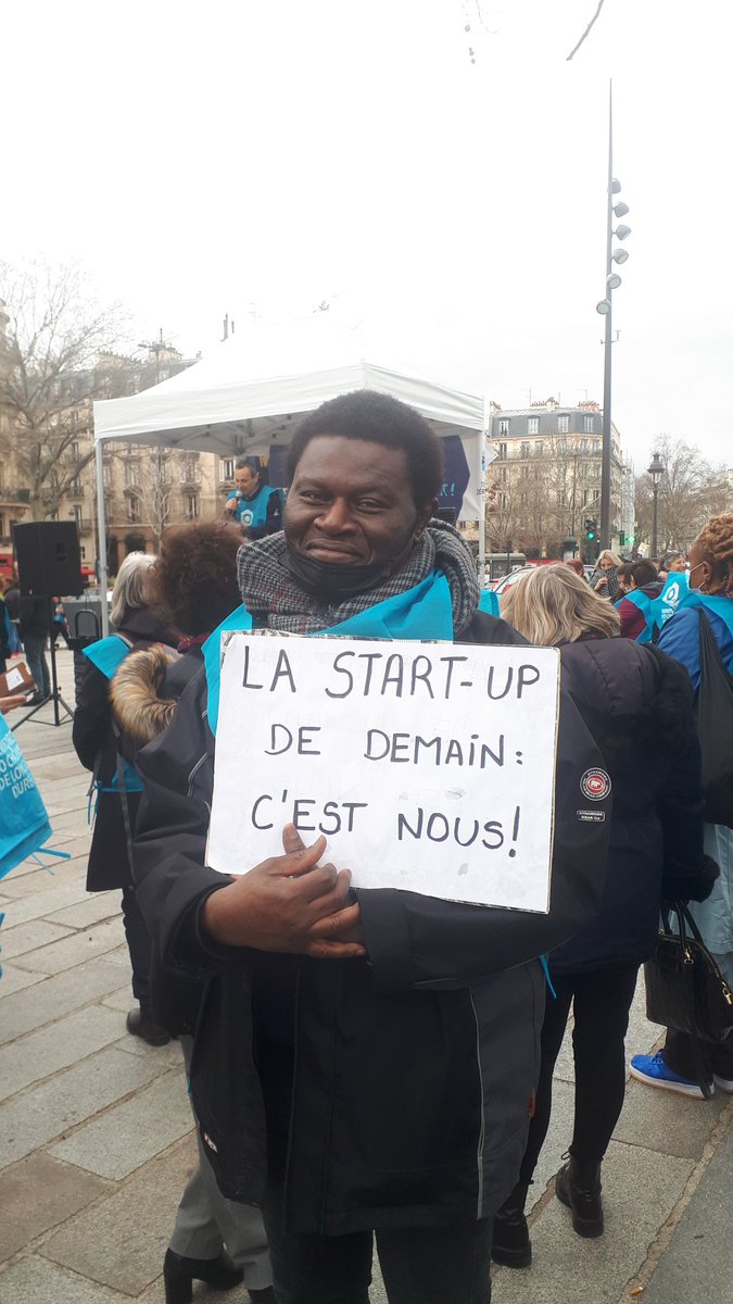 lvslamis's tweet photo. "La start-up de demain : c'est nous !"
 
Nous ne voulons ni de bullshit jobs, ni d'emplois précarisés. Nous voulons un droit à l'emploi ! 

#GrandeMobilisation #Droitalemploi https://t.co/p1TM7QB17z