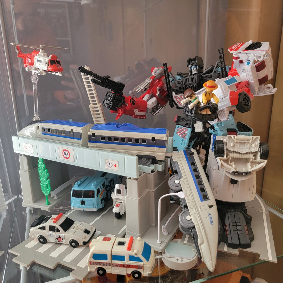 Protectobots do what Protectobots do.
#plarail x #transformers
