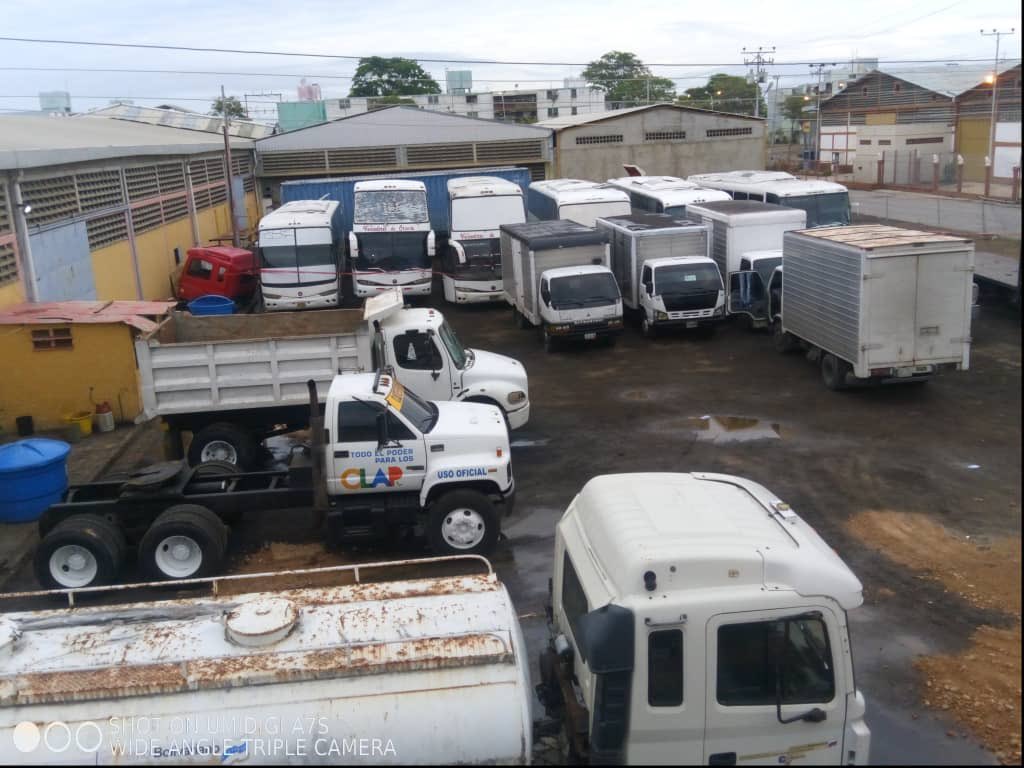 TarekWiliamSaab's tweet photo. 1) #DETENIDOS EN #FLAGRANCIA los funcionarios Alfredo Veloz Lucca Edison Aponte, Francisco Marcano, Argenis Rondon,David Lanza,Joan Gutierrez; por desviar a galpones privados, gandolas de alimentos de la gobernación y destinados al pueblo: para ser #comercializados ilegalmente https://t.co/W3K0X5BztI