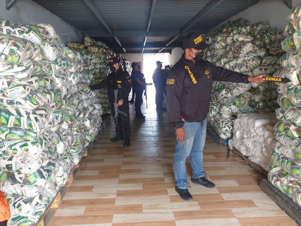TarekWiliamSaab's tweet photo. 1) #DETENIDOS EN #FLAGRANCIA los funcionarios Alfredo Veloz Lucca Edison Aponte, Francisco Marcano, Argenis Rondon,David Lanza,Joan Gutierrez; por desviar a galpones privados, gandolas de alimentos de la gobernación y destinados al pueblo: para ser #comercializados ilegalmente https://t.co/W3K0X5BztI