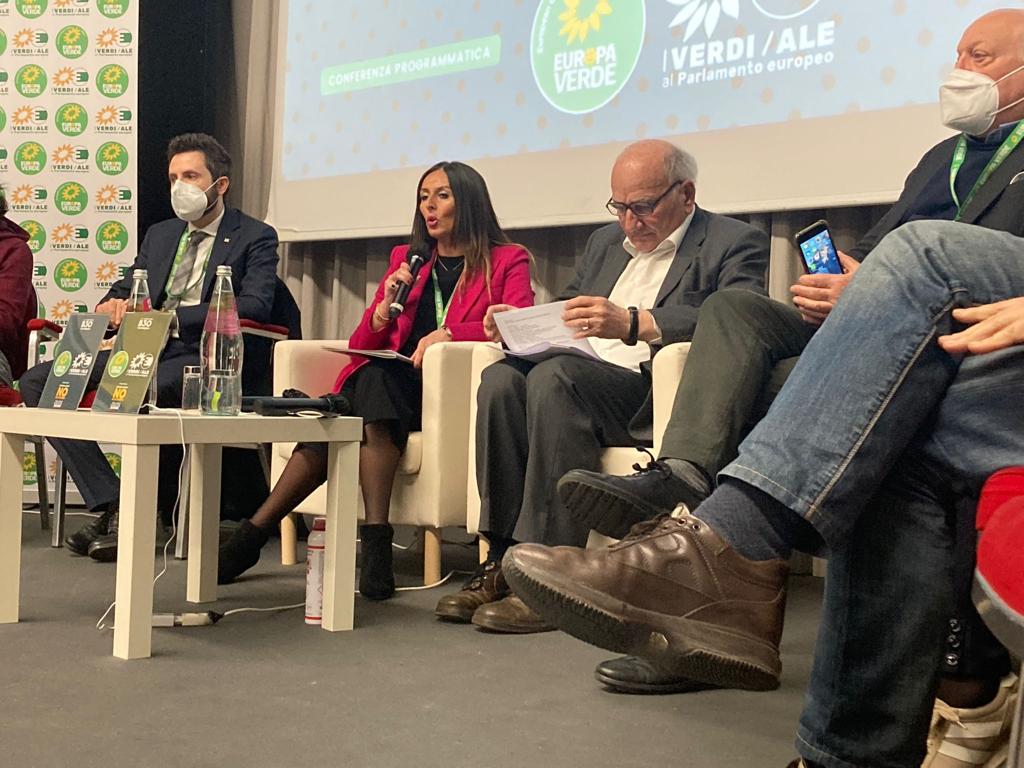 europaverde_it's tweet photo. 🔴 🔴 LIVE – CONFERENZA PROGRAMMATICA #ITALIASENZAVELENI 

È ufficialmente cominciata la conferenza programmatica di Europa Verde. 

Qui la diretta streaming per seguire i lavori della giornata👉https://t.co/JKSTs6QR9s https://t.co/Fw81ADxzmD