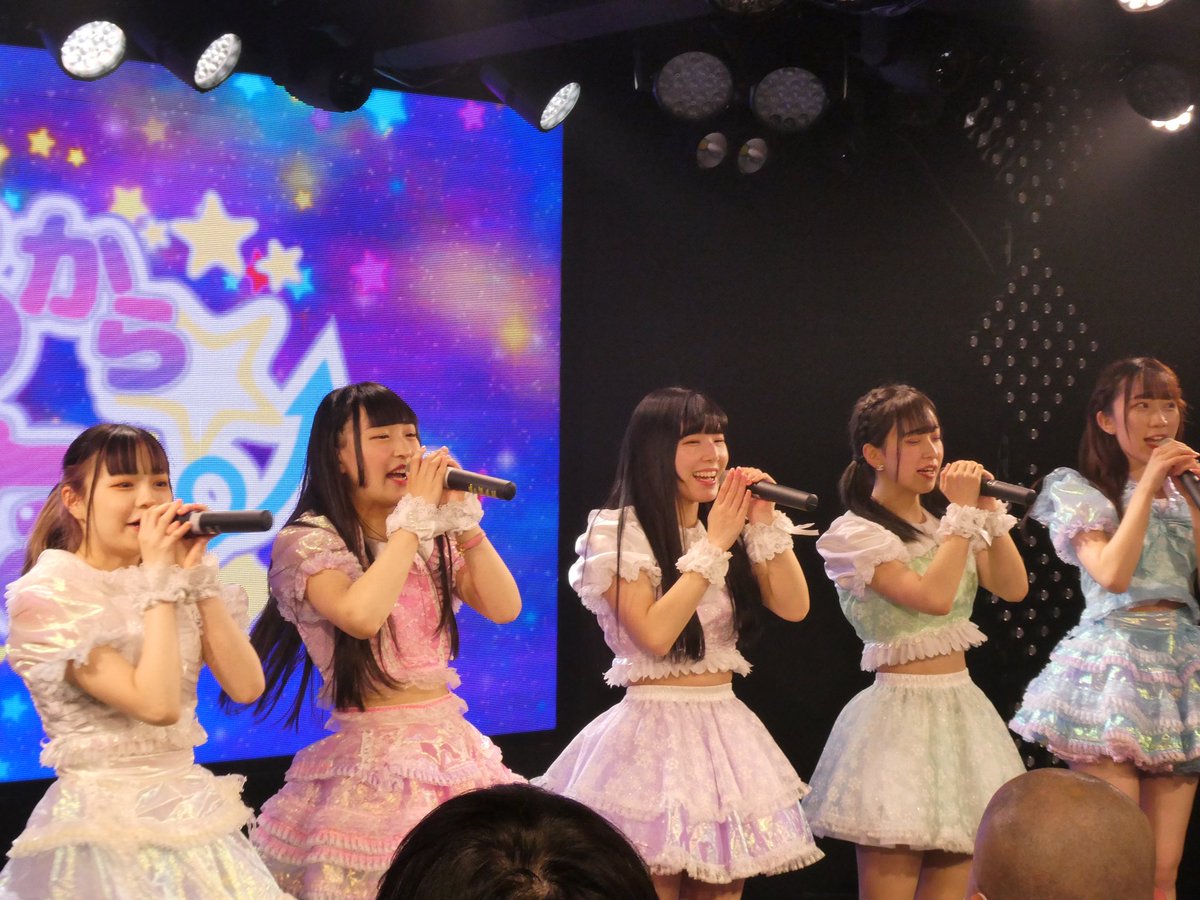 nhsi22726's tweet photo. 今日の1現場目 ぜろすたが前物販で
ホールで特典会やってて入場したらめうちゃんが優しく迎えてくれた。すぐにX-HALLへ行かねばならなくて途中退場ごめんなさい。帰りはVeryMeryが見送ってくれた。ありがとう~
#ぜろすた
#神姫めう
#サイレントノイズ
#VeryMery https://t.co/NDar0RlcT2