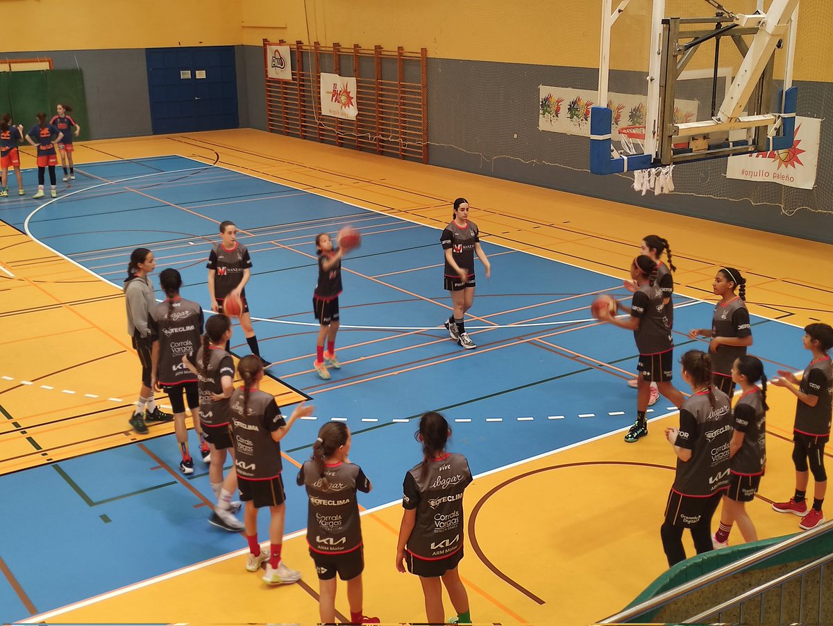 Carlos__Rufo's tweet photo. ...y en unos minutos 🏀@extintormanzano  FCBG 🏀 se enfrenta a @valenciabasket para cerrar su participación en el mejor torneo del año en su categoría @TorneoFym Benalmádena en su categoría
Cantera femenina de @FundacionCBG - @BaseFCBG https://t.co/uJmEdqahef