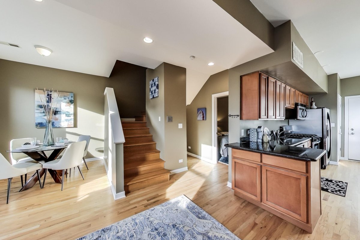 HomePartner's tweet image. Kiss Me I'm Irish! 🍀 WICKER PARK: Grand Opening 🍀 SAT 11am-1pm &amp;amp; SUN 1pm-3pm 🍀 2 BD, 2 BA Duplex Up with Tandem 2 Car Parking. DM for more info. 🍀  mailchi.mp/chicagohomepar…
