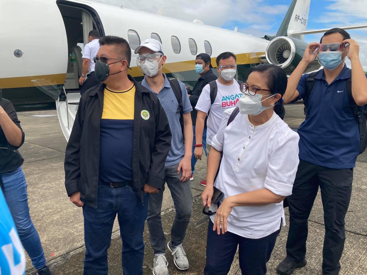 JervisManahan's tweet image. RECEIPT: I took this photo on the runway of Cauayan airport last November 15, 2020. Three days after Typhoon Ulysses hit Luzon.

The @ABSCBNNews team was on a separate chopper. I did not know VP @lenirobredo was coming, so I was surprised to see her there. No cameras, no fanfare.