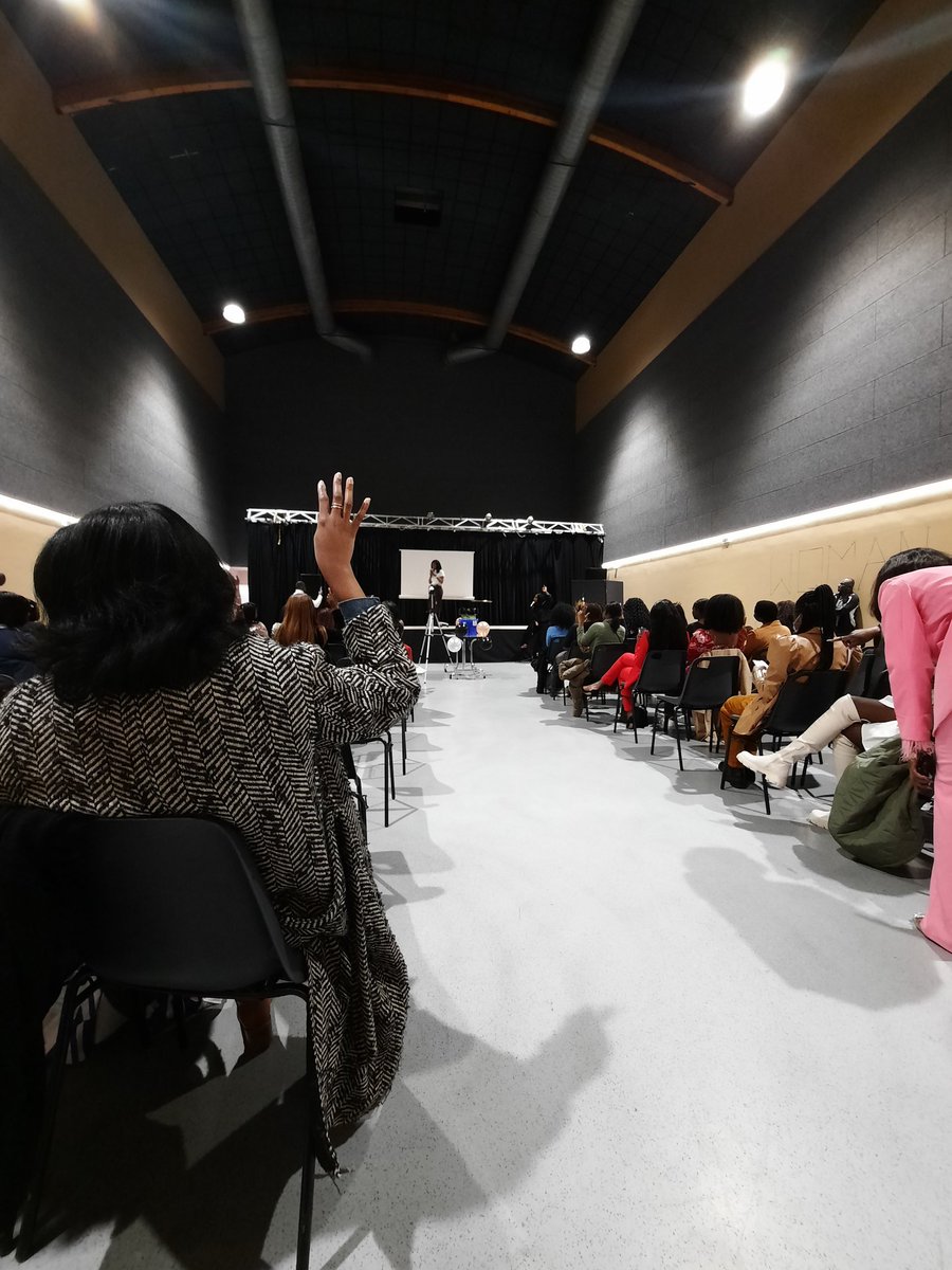 AljtHomer92's tweet photo. L'@ALJTweet de Gennevilliers est à l'espace des Grésillons pour soutenir l'événement Woman Wake Up. Le collectif, dont fait parti Yasmine, résidente, y fait la promotion de l'estime de soi et de l'entreprenariat des femmes. Un grand merci à Angela et à la Mairie pour leur aide. https://t.co/UOWe6B7Bkc
