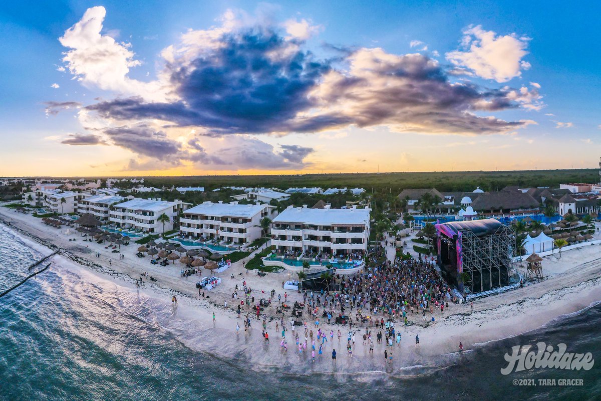 Holidaze tweet media