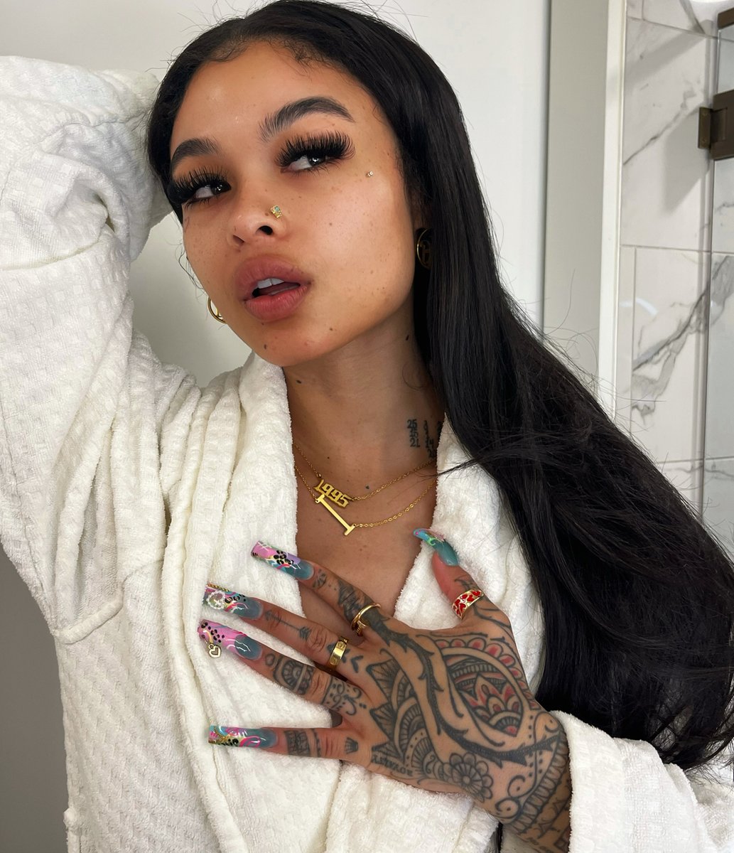 SHOPKAECHE's tweet image. Once you find two necklaces you can't live without, layer them, thats the rule! 🤩 Birthday Bish + Oversized Initial Necklace || KAECHE.com #KAECHE #SHOPKAECHE #tarnishfreejewelry #18kgold #goldplatedjewelry #qualityjewelry #goldjewelry #blackownedjewelr...