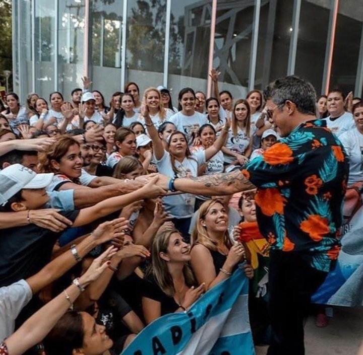AQueNoMeSuenAS's tweet photo. Reposted from @mariesnz Recordando #LaGiraPy 🥰 y esos momentos en los que @alejandrosanz me presta atención 😍 que ganas de volver 🥺🧡 https://t.co/5LkWEWYwNW