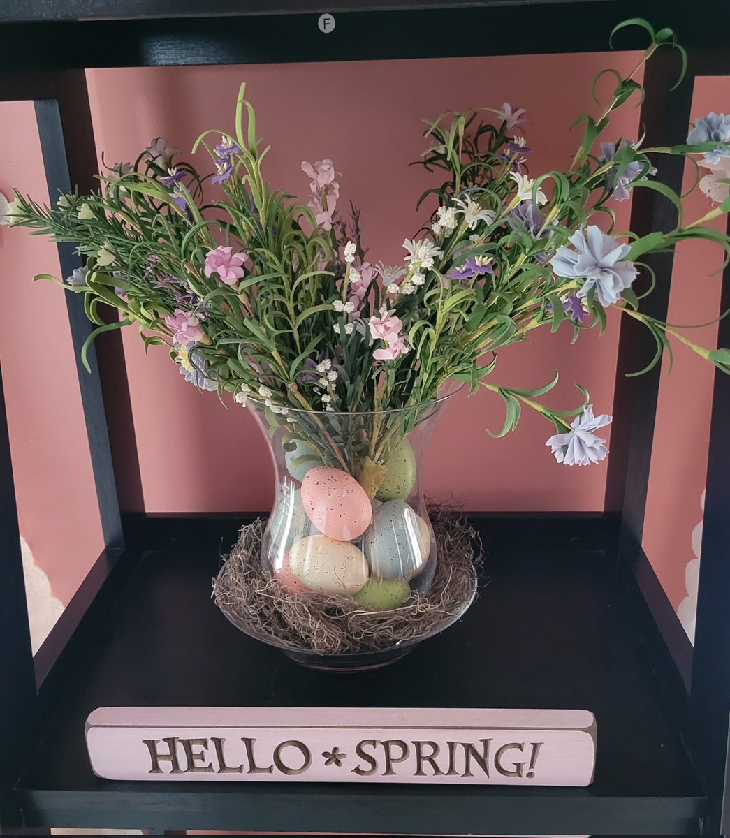 KAllabach's tweet photo. Apparently decorating for spring last weekend didn't make winter go away. Blizzard like conditions today, while kids wore shorts early in the weekπ€¦ββοΈ
#WelcomeToPA #GoAwayWinter https://t.co/S6siv6EbJy