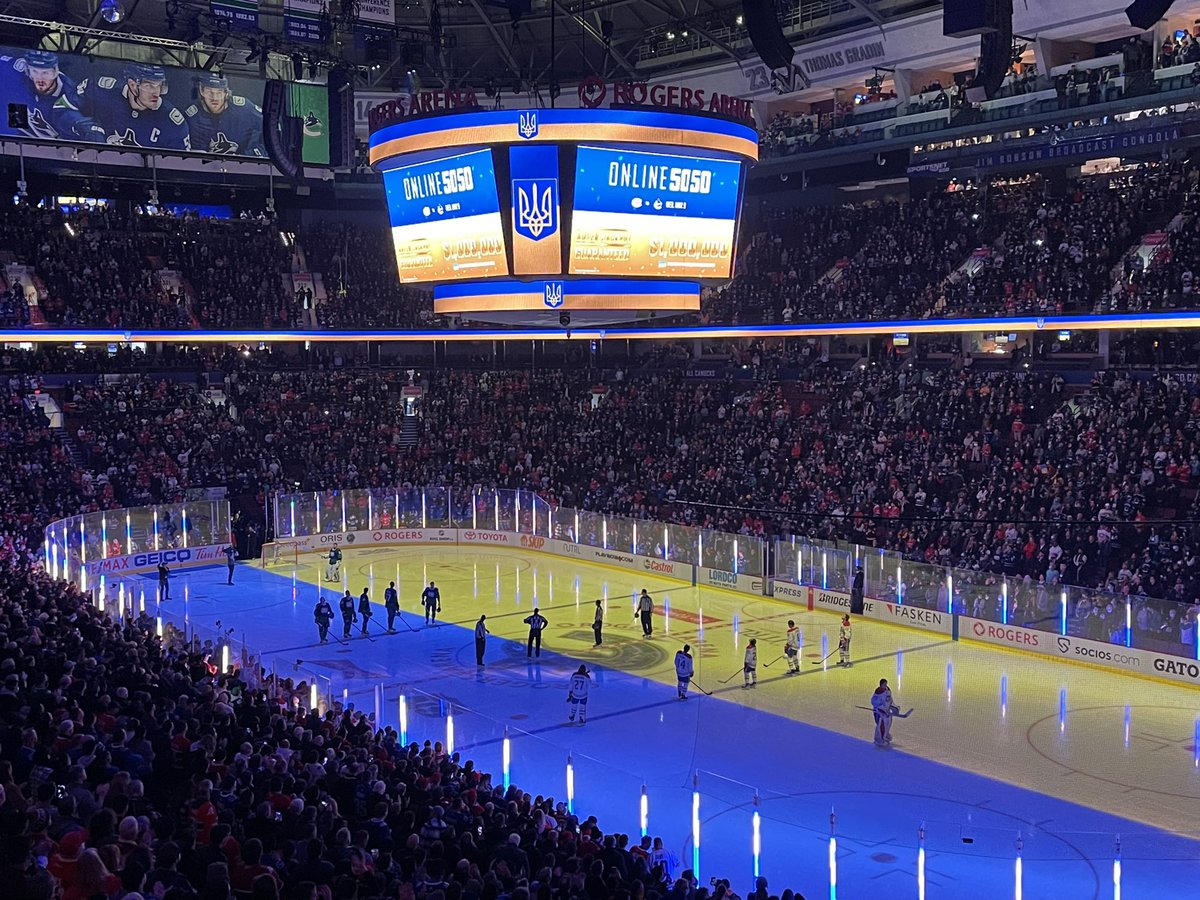 jasondenstedt's tweet image. Great tribute by @Canucks 
Phones lit up in unity.