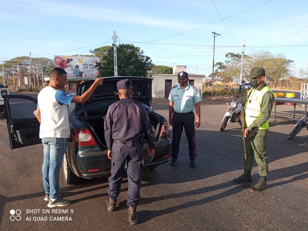 poliguarico15's tweet photo. #12Mar|| Funcionarios adscritos al SVP del #CCP2, garantizan resguardo y protección a todos los ciudadanos y ciudadanas que transitan por el Municipio Ortiz.
#ClapEnVictoria https://t.co/iiLaqWr44n