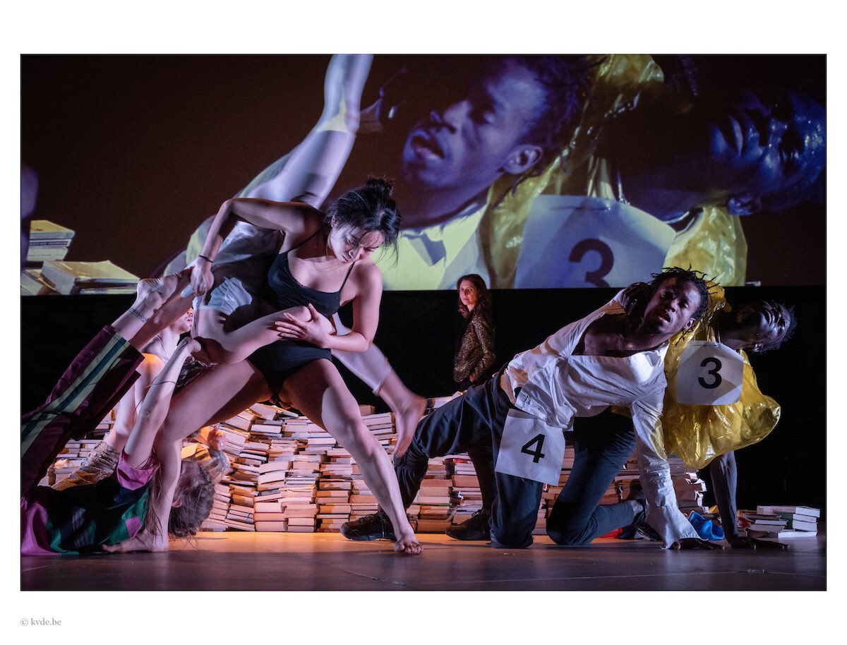 Francesca_VT's tweet photo. Gisteren een warm onthaal in @NTGent van #flemishprimitives. Een voorstelling van @ActionZooHumain over identiteit en de maakbaarheid van succes. Nog te zien in @Kaaitheater Brussel, Kortrijk en Antwerpen. https://t.co/UtSzo0EAFn