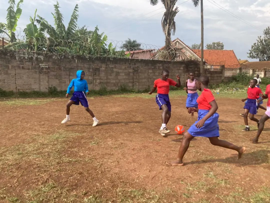 HubIncredibles's tweet photo. Are you open?My ball!Cover me!Watch the runner!On the surface, the girls at St.Jude Primary School Naguru are having fun,getting fit and enjoying a game of football.But there's more!The girls are also learning teamwork,building self-reliance and resilience
#GetOnTheGo #Sports4Dev https://t.co/xLvnVPbT19