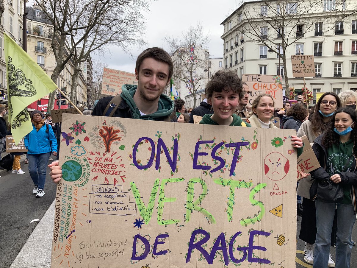 « On en a marre des demi mesures et des mots en l’air. Il faut que ce soit un vrai sujet dans la campagne », lancent Etienne et Savannah. Eux sont déçus par le programme de Jadot, plus séduits par Melenchon. « Il faut des mesures radicales, repenser le système » <a href="/LePoint/">Le Point</a>