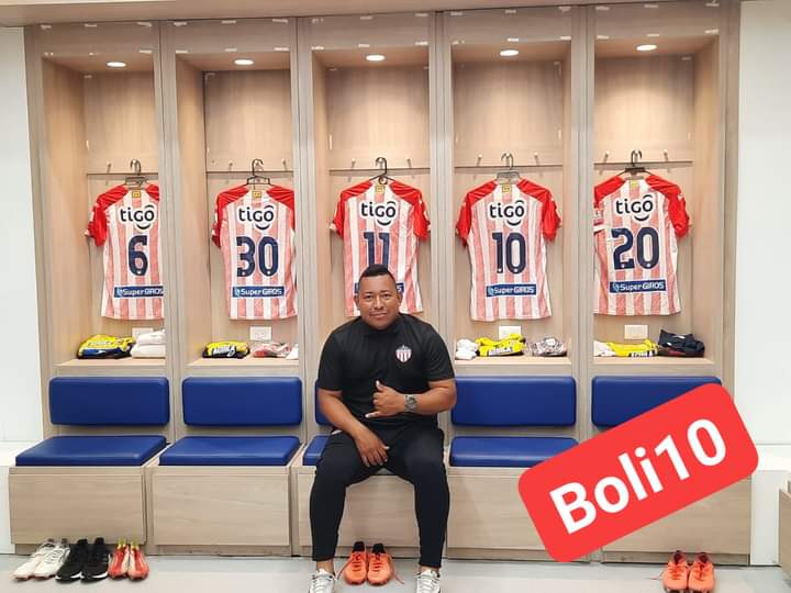 Uno de los mototaxistas que llevaron a Junior al aeropuerto ahora es utiliero de las tiburonas 🔴⚪