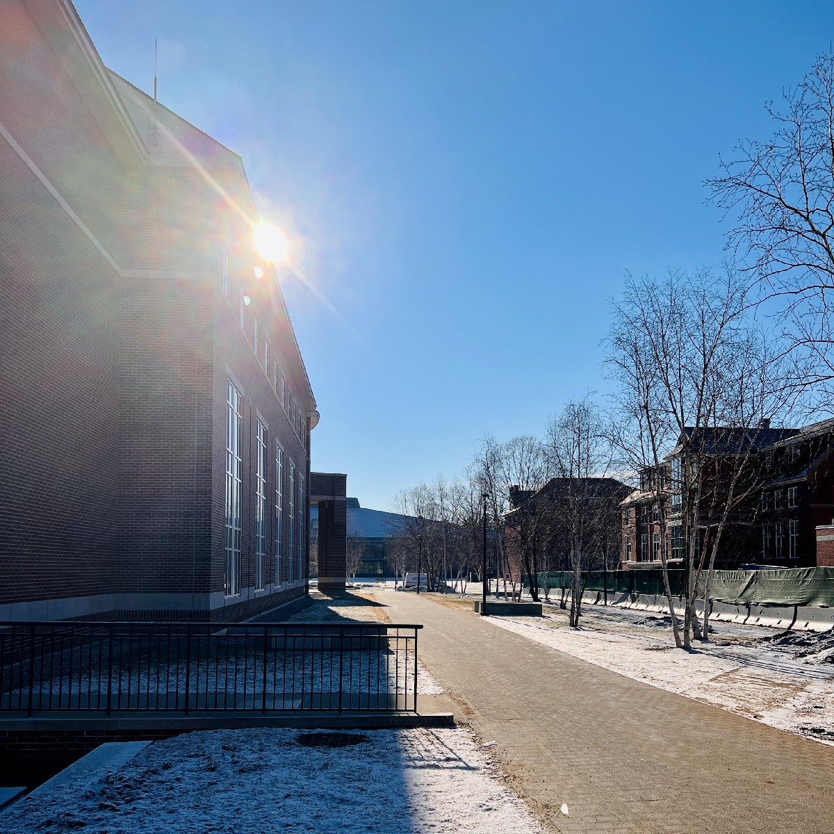 BatesAlumni's tweet photo. Two beautiful morning views of Pettengill to brighten your feed. #ItFeelsLikeSpring #BatesisBeautiful 😻 https://t.co/3N49TS43HR