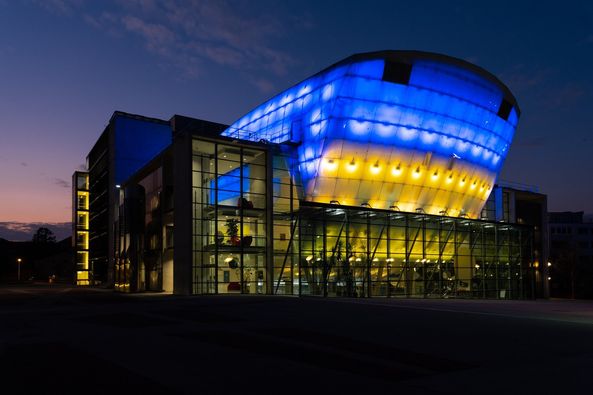 Benefizkonzert für die 🇺🇦 morgen 18:00 <a href="/FESTSPIELHAUSat/">FEST/SPIEL/HAUS</a>: <a href="/DianaTishchenko/">Diana Tishchenko</a> #MykolaDiadiura Ruth Brauer-Kvam <a href="/tenorschade/">Michael Schade</a> #BettinaKerl #MichaelScherff @orfnoe <a href="/FuchsBene/">Benedikt Fuchs</a> #LandestheaterNiederösterreich ➡️ Restkarten: bit.ly/3J9ex70 #StandWithUkraine 📸 Martina Siebenhandl