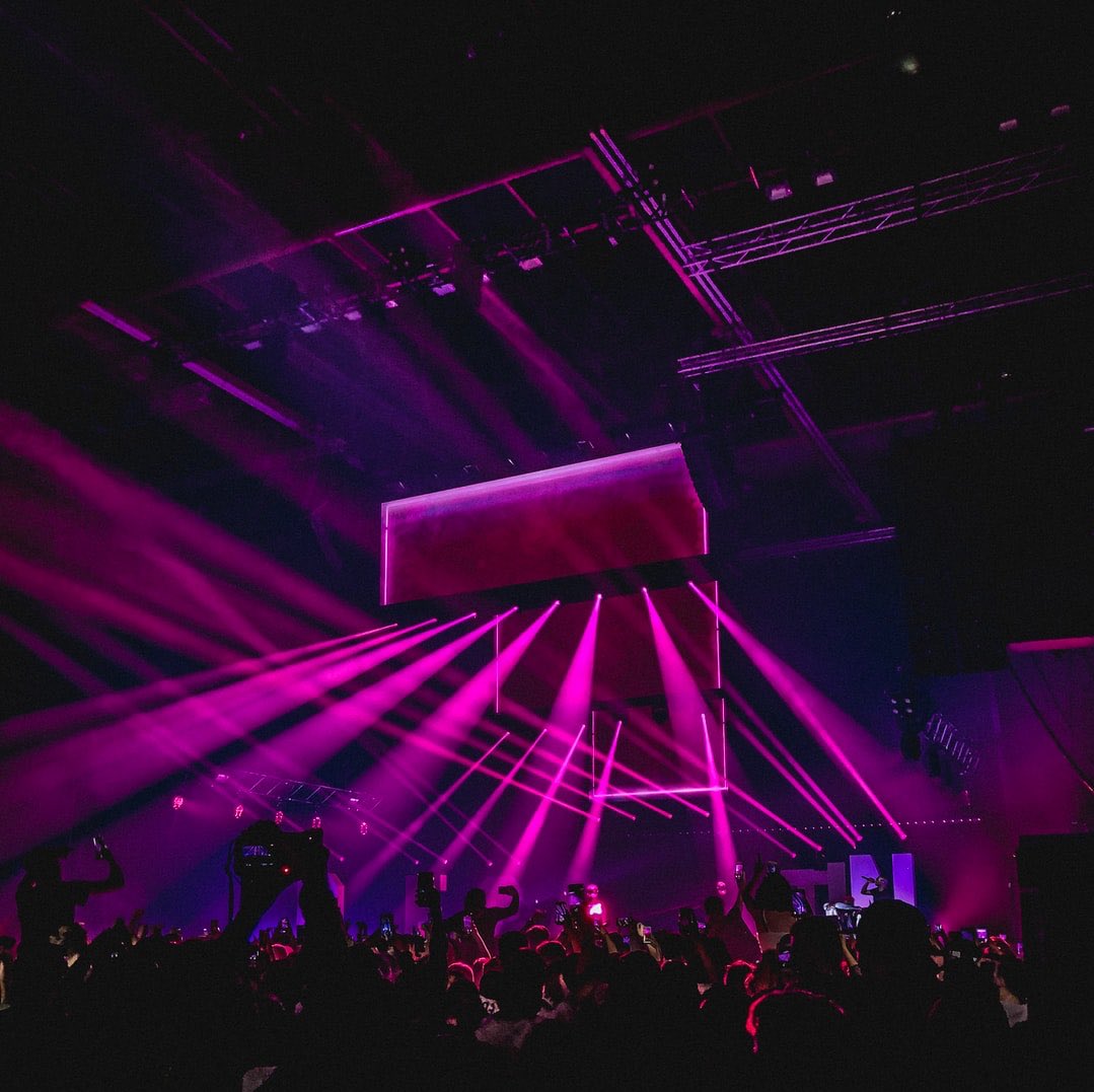 ~A club filled with the men of your dreams~

•All gay

•Versatile switch

•Limitless